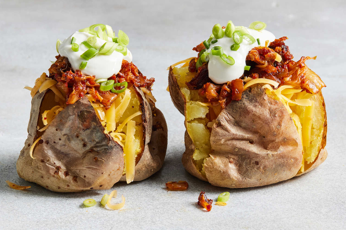 Запеченный картофель с карамелизированной кимчи и сыром