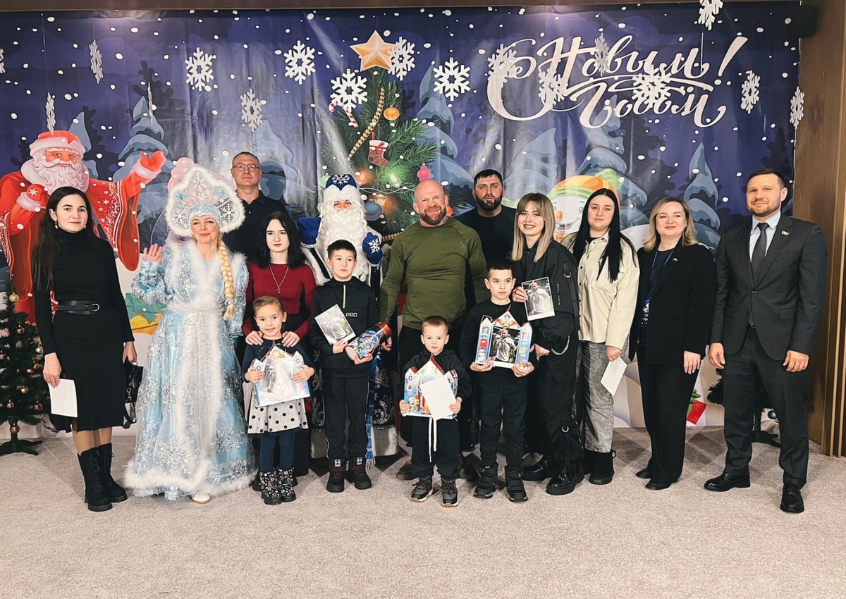    Боец ММА Джефф Монсон поздравил ребят из семей военнослужащих Сургутского района