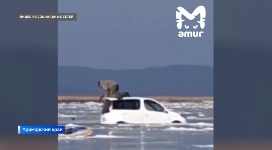 Затопленные машины во время рыбалки на тонком льду в Приморье