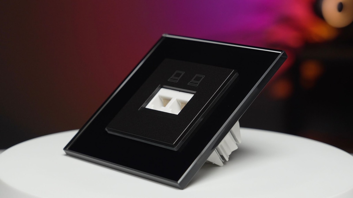 Розетки и выключатели бренда JASMART сделаны из негорючих материалов, приятны на ощупь, учитывают все потребности современного дома. На фото: USB розетка серии G-glass