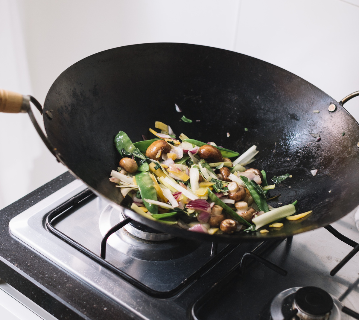 Готовить в воке лучше всего на газовой плите. Фото: Freepik