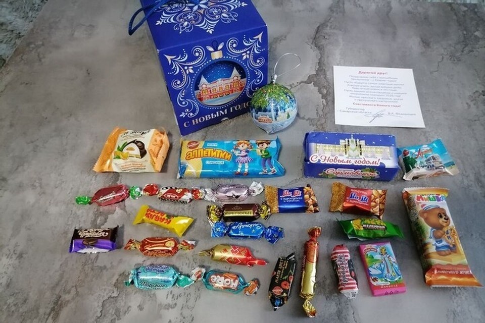    Традиционно в Самарской области в канун Нового года детям вручают сладкие подарки Александра ТАЙБАТРОВА