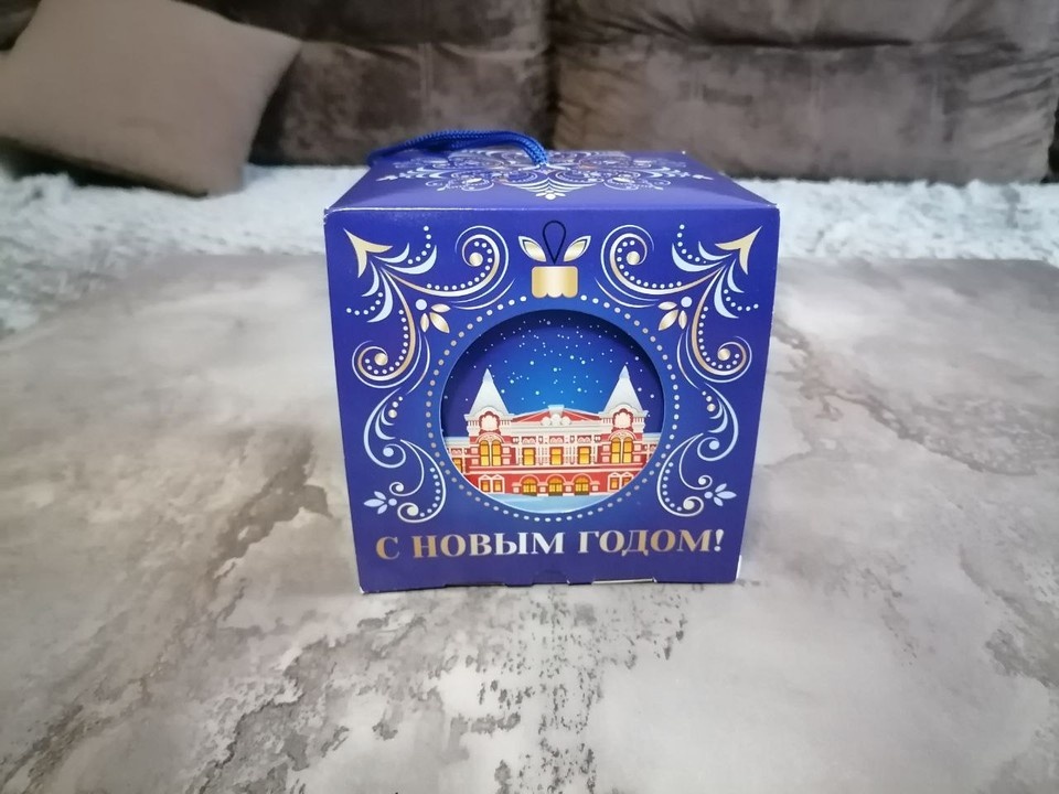    Сладости упакованы в картонную коробку Александра ТАЙБАТРОВА