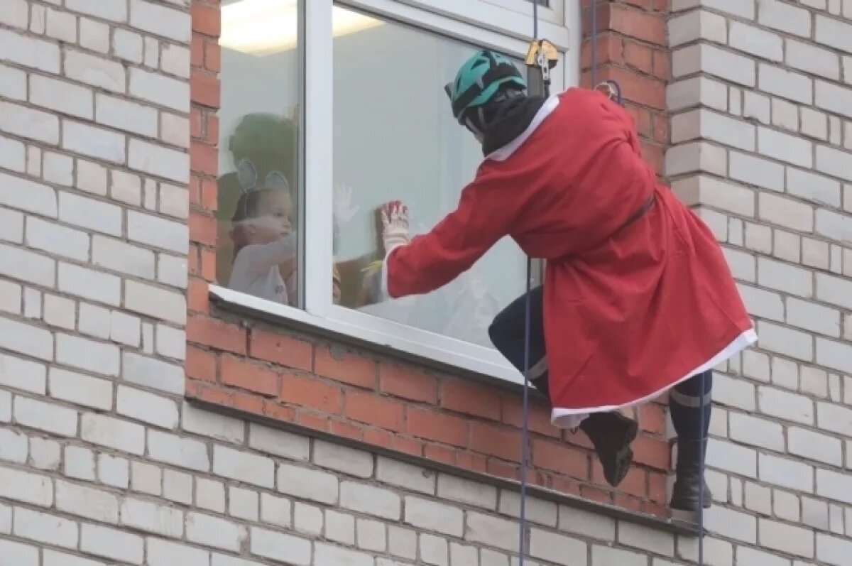    «Новогодний десант Дед Морозов» традиционно прошел в Пскове