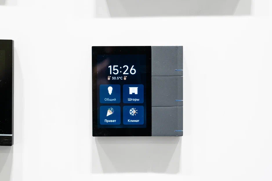 На фото: панель управления системой «умный дом» от GVS