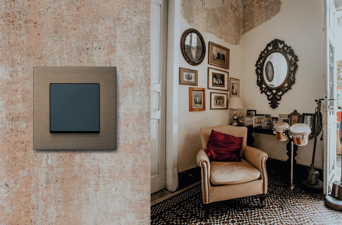 На фото: рамки серии G-Metal из полированного анодированного алюминия от JASMART