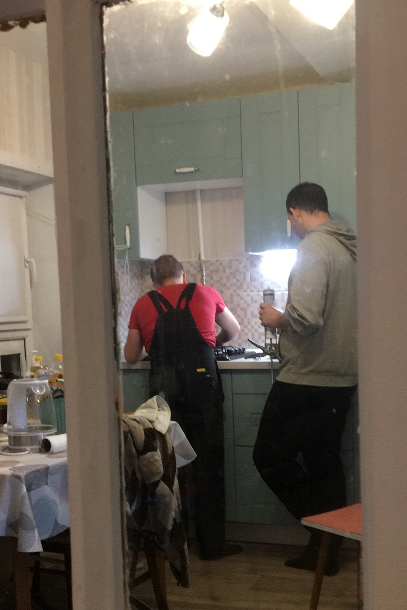 Втихаря сфотографировала мастеров из комнаты ))