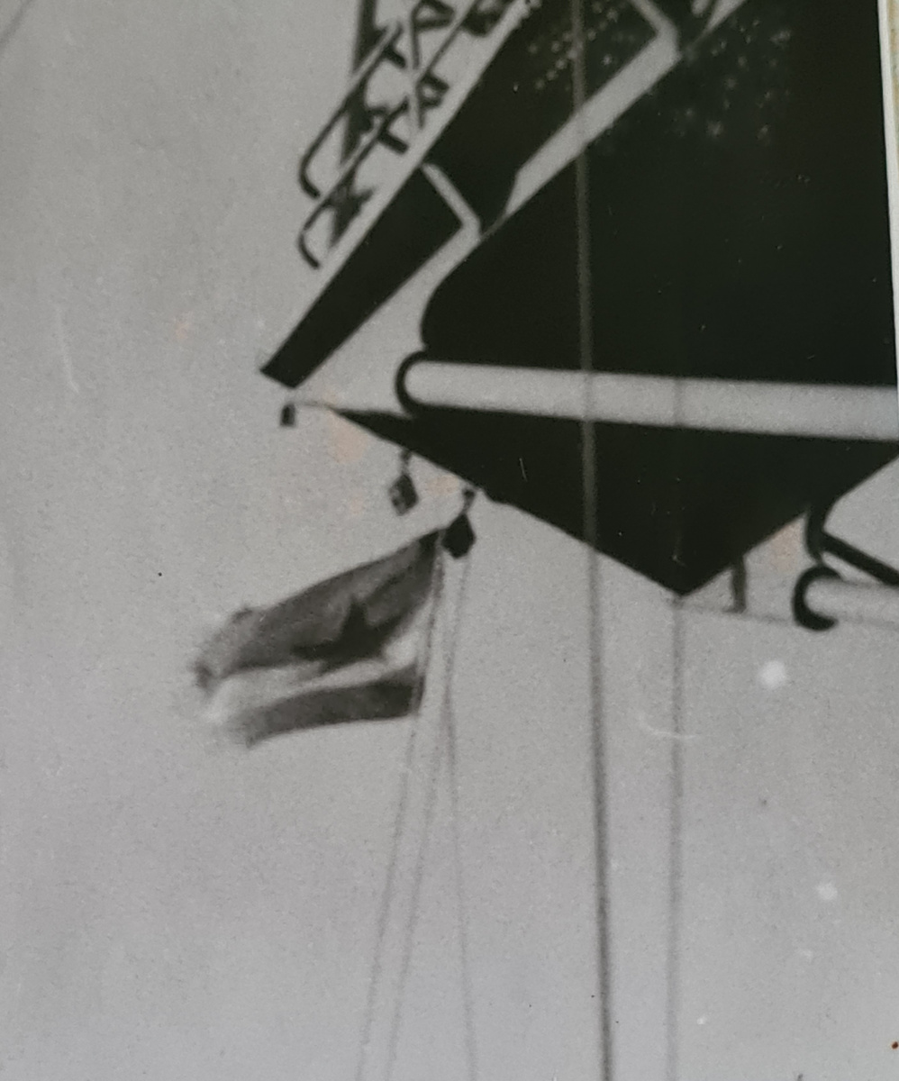 Наш корабельный флаг ВМФ СССР в конце похода. Фото из личного архива.