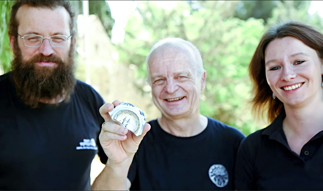 Исследователи, обнаружившие артефакт, снимок: detaly.co.il