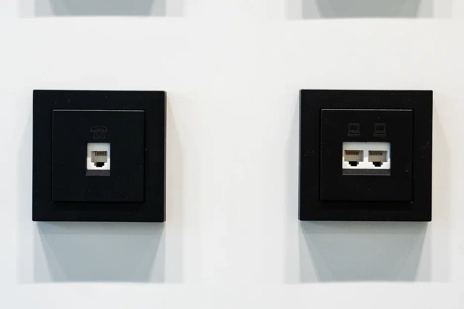 На фото: телефонная розетка RJ11 и интернет розетка RJ45 с накладкой черный матовый от JASMART