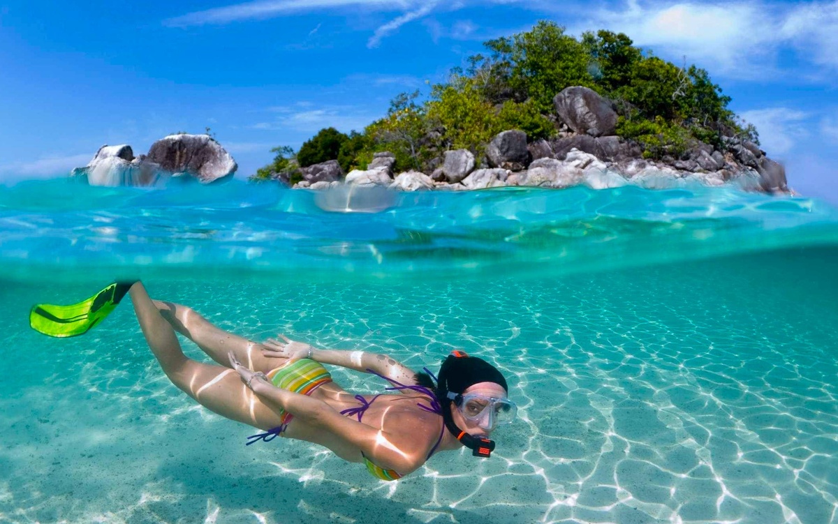 Увидеть простых рыбок вы можете и неподалеку от вашего отеля: живности в воде много везде