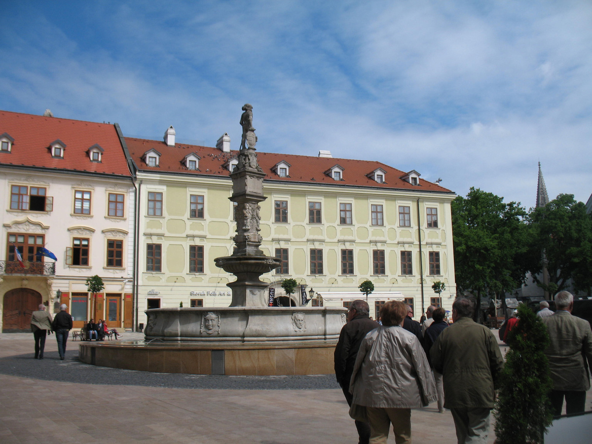 Фонтан Максимиллиана на Главной площади