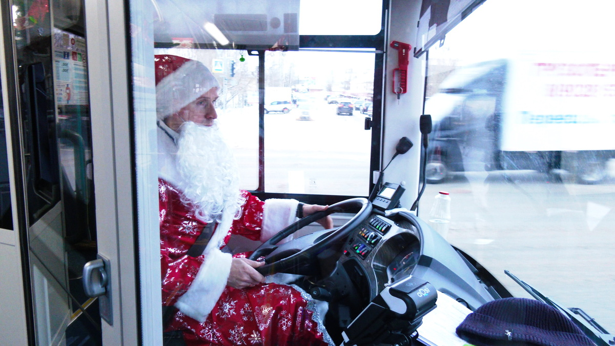    В Нижневартовске водители сменили форму на костюм Деда Мороза