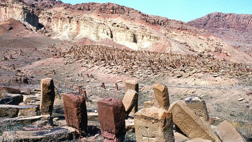 Джуга (азер. Джульфа). Объект мирового культурного наследия ЮНЕСКО, армянское историческое поле хачкаров до его разрушения в 2005 г.