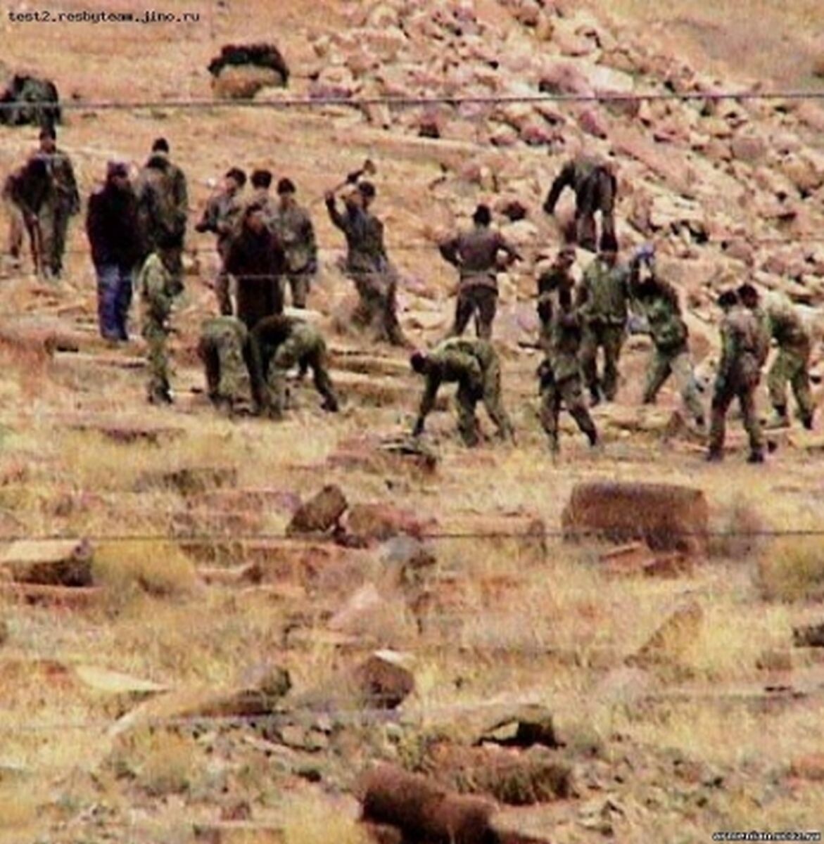 Джуга. Азербайджанские военнослужащие разрушают объект мирового культурного наследия ЮНЕСКО - армянское историческое поле хачкаров. Фото-видео фиксация с иранской стороны.