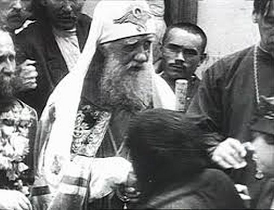 Святитель Тихон благословляет народ