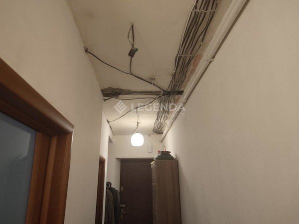 Прихожая освещённая 1 люстрой