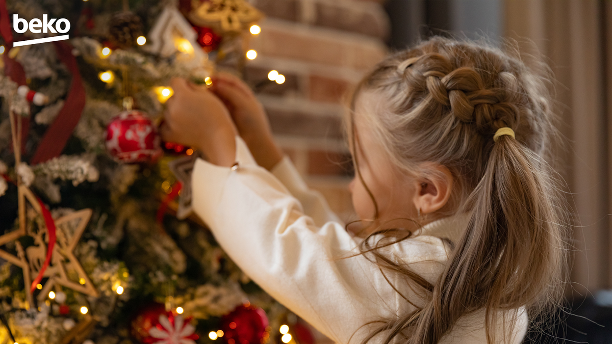Предложите ребенку украсить елку самому и первому начать игру, чтобы взрослые угадывали недостающую игрушку