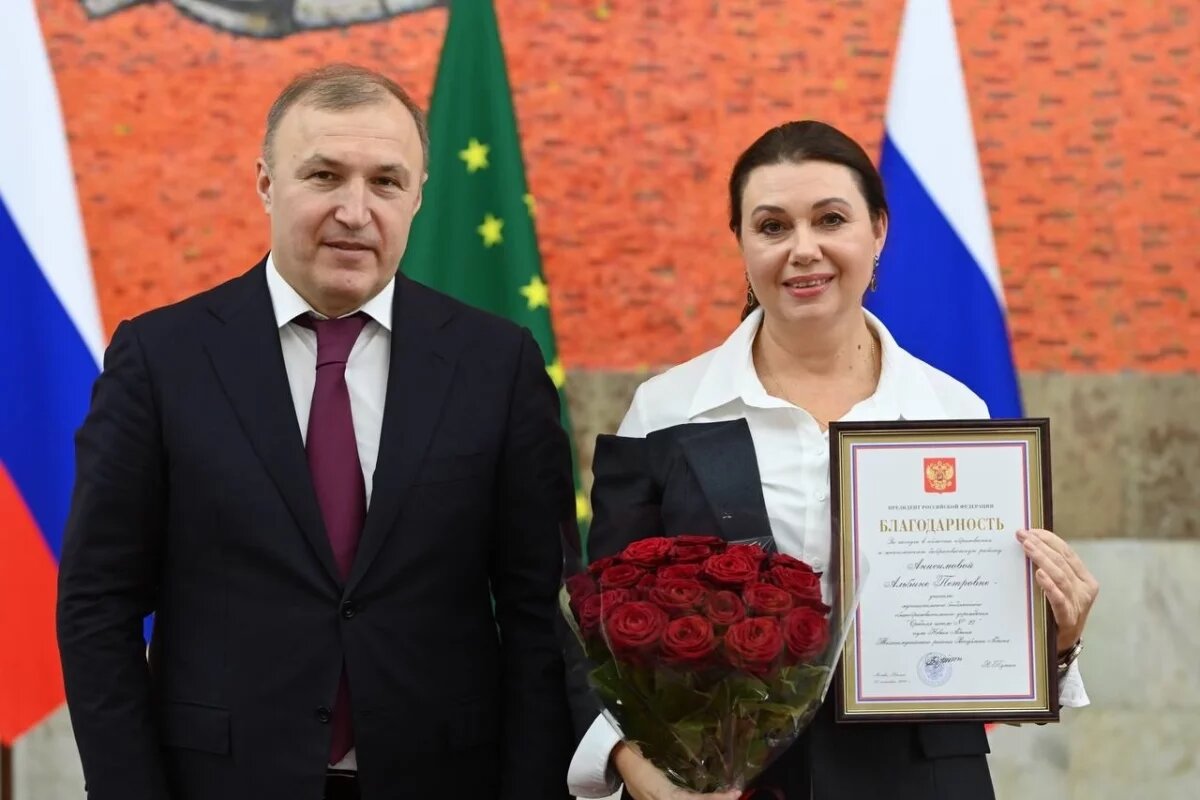    Глава Адыгеи вручил госнаграды страны и республики