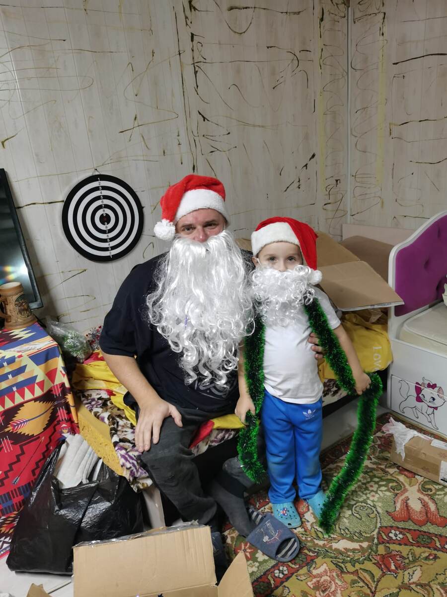 Только открыли коробки и сразу нацепили бороды, почти деды Морозы!