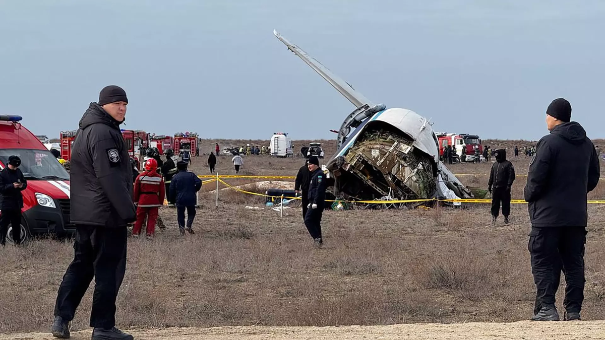 Обломки пассажирского самолета Azerbaijan Airlines, выполнявшего рейс Баку — Грозный, потерпевшего крушение под Актау. Фото: Иса Таженбаев/ТАСС