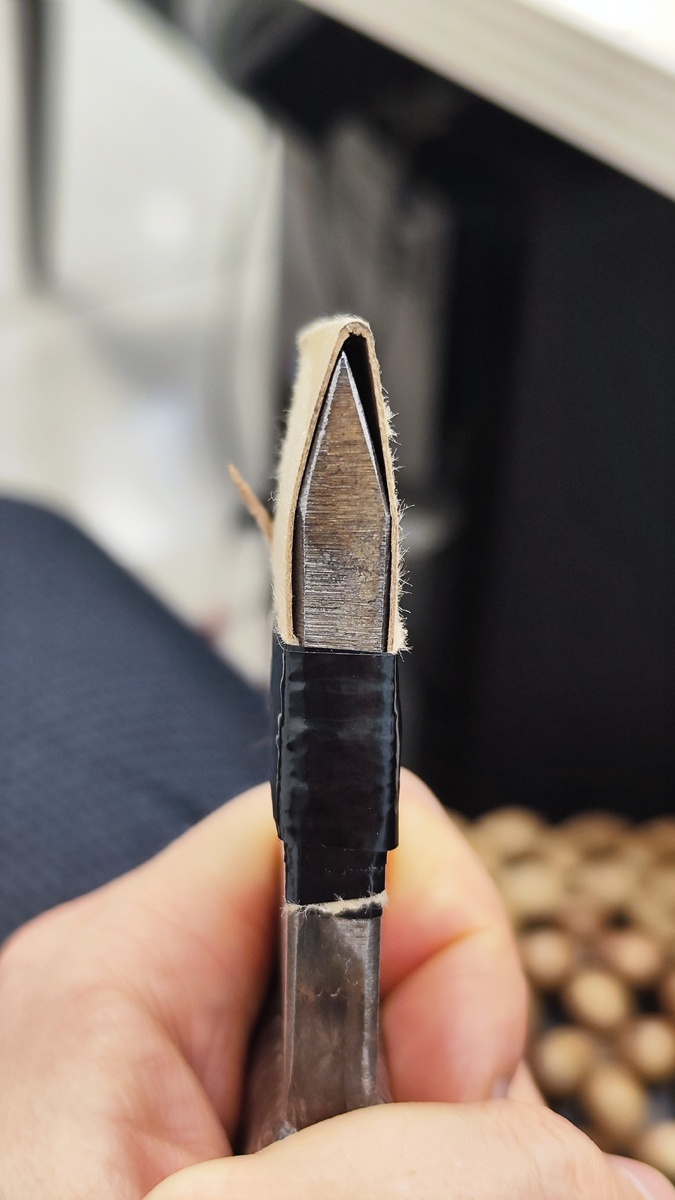 Специальная обоюдоострая заточка, именно для разбивания перемычек между лунками.