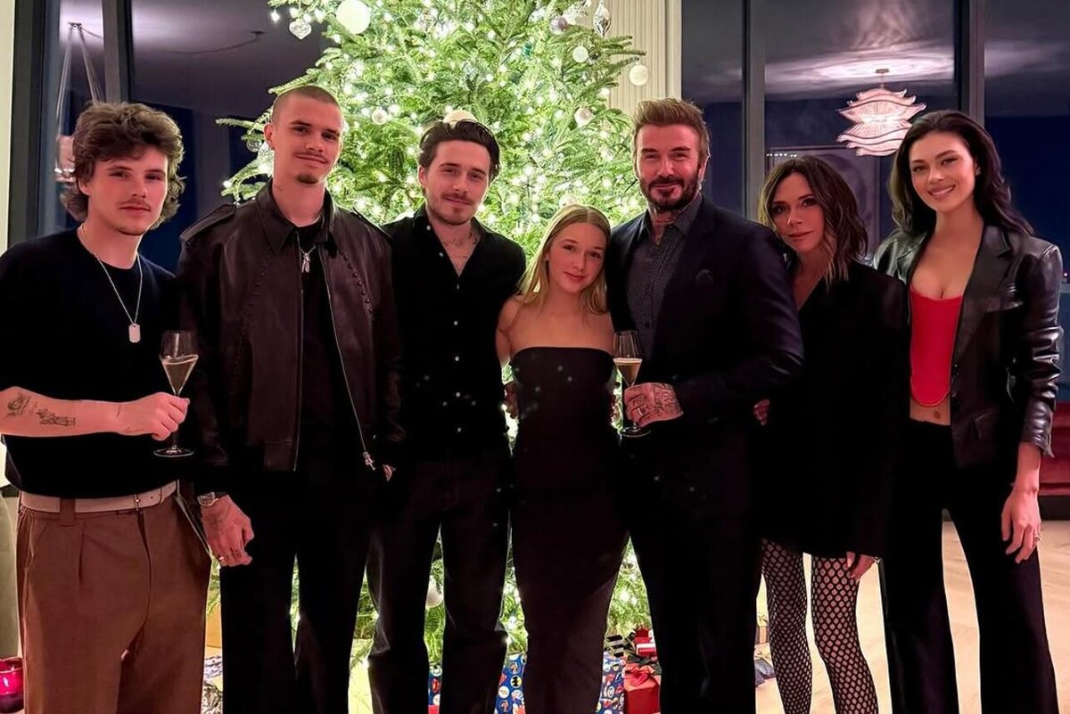    Виктория Бекхэм с мужем Дэвидом, дочкой Харпер и сыновьями Крузом, Ромео и Бруклином, а ткже с Николой Пельтц LEGION-MEDIA