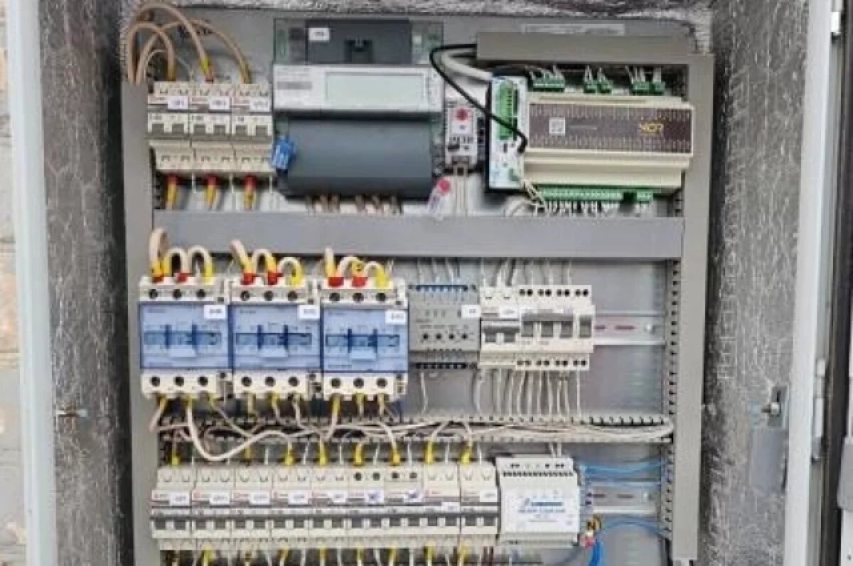    Неизвестные хулиганы вырубили наружное освещение на Локомотивной