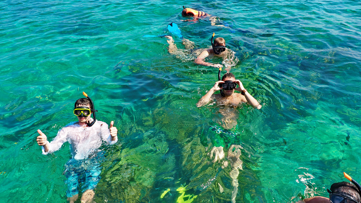Купание с масками в открытом море — одно из самых захватывающих и доступных развлечений здесь. Фото: Валерий Иванов 