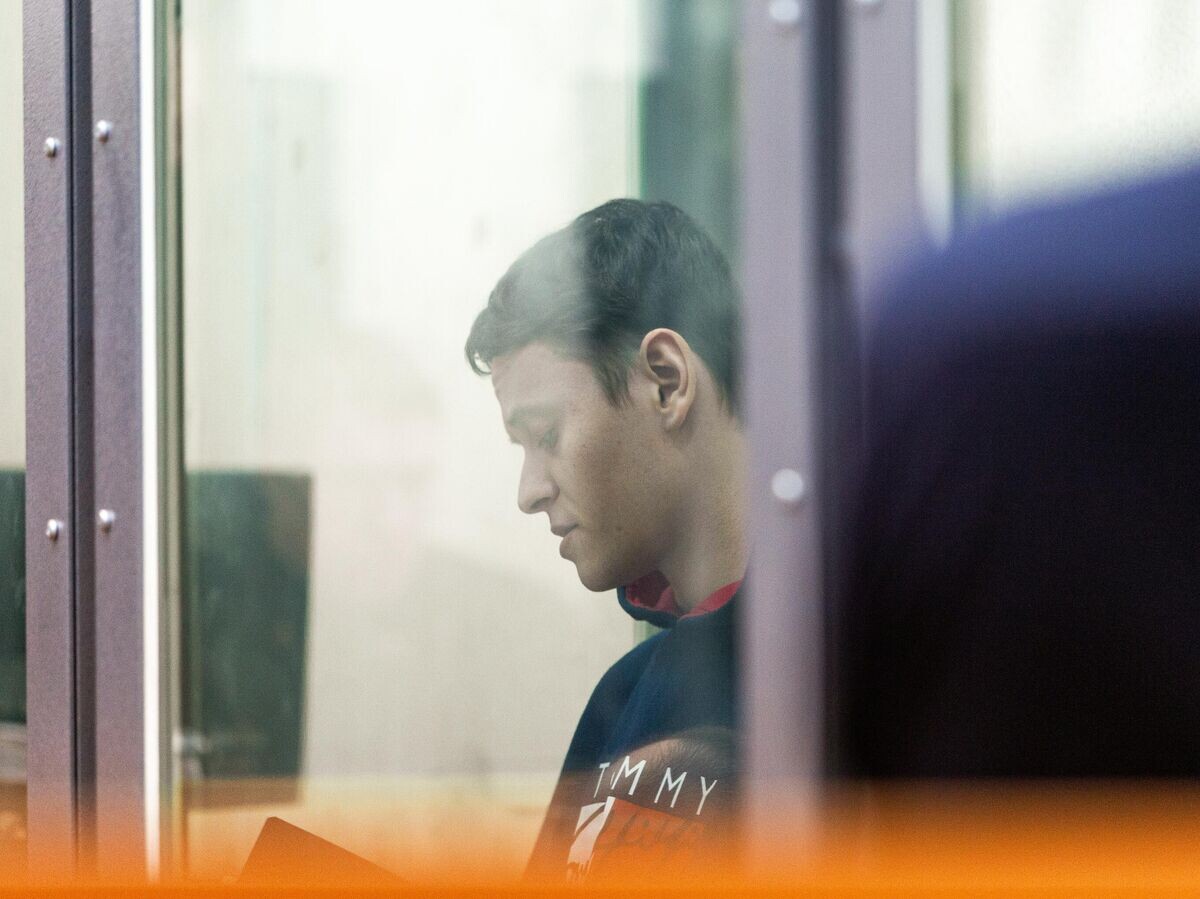    Певец Эдуард Шарлот, обвиняемый по четырем статьям УК РФ , в том числе реабилитации нацизма и нарушении права на свободу совести и вероисповеданий, на заседании в Самарском областном суде в Самаре© РИА Новости / Сергей Тарасов