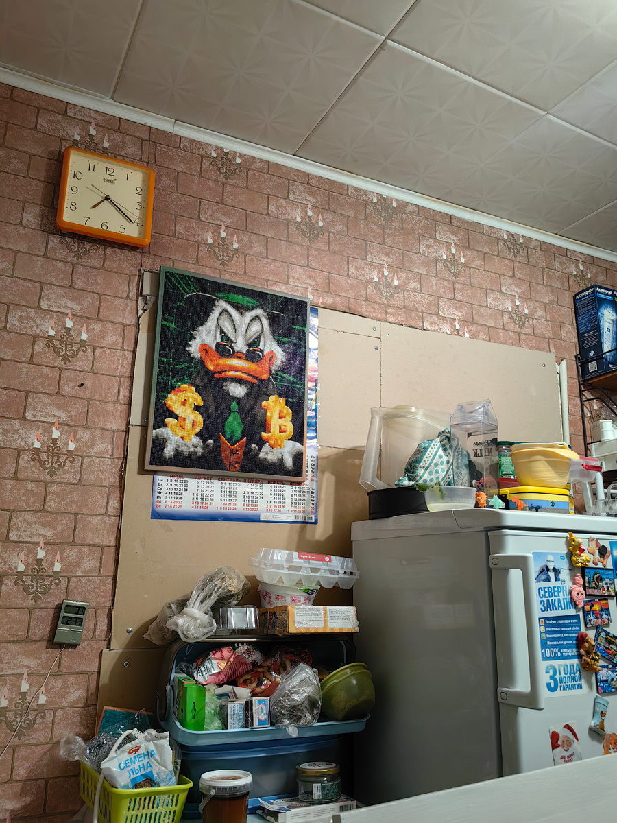 Эту стену тоже заклеила. Там была закрыта  дверь.