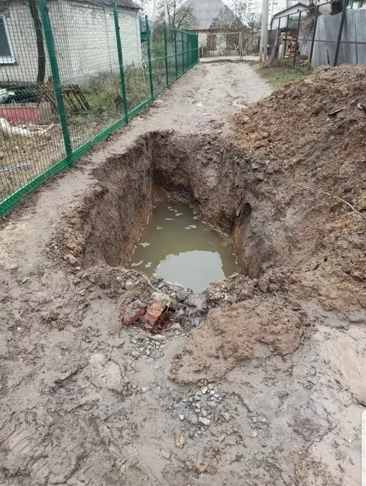 Заполненная водой яма в Белгороде, куда провалилась жительница. Фото: страница Вячеслава Гладкова