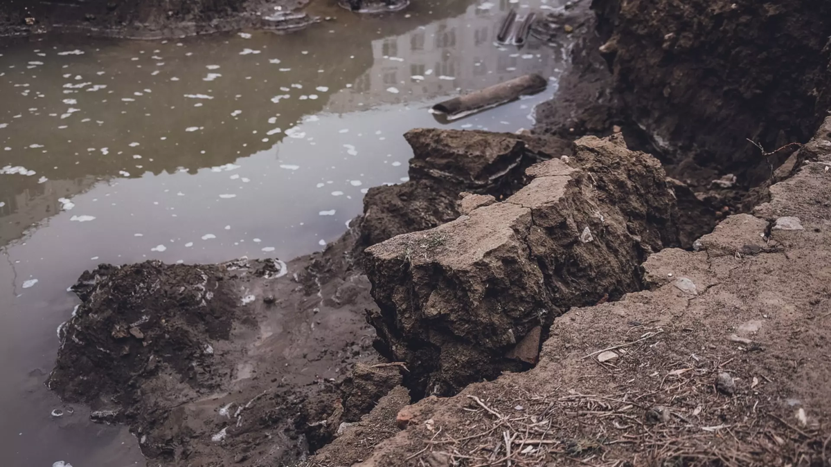 Фото: 1MI. Белгородка провалилась в заполненную водой яму