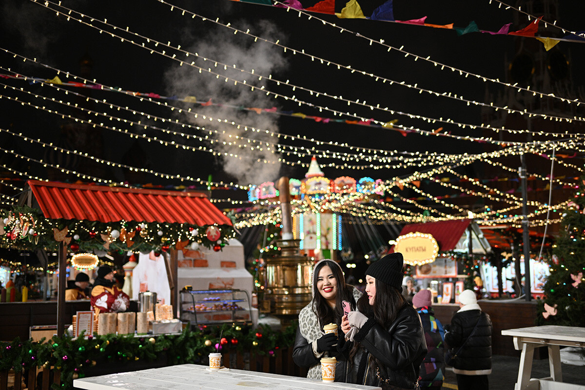  Самая известная новогодняя ярмарка Москвы - около ГУМа.Рамиль Ситдиков / Sputnik