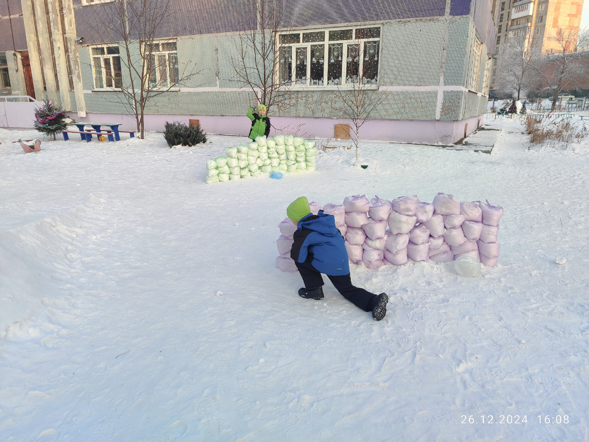 Две крепости группа Вадюхи построила на площадке в детском саду. И испытать бы, да снега нет почти. Одни ледышки. Вадюху это, конечно, не остановило. Он и ледышами может кидаться