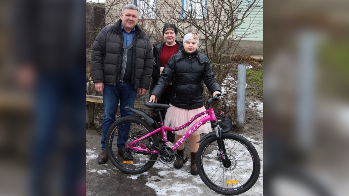    Глава Хомутовского района Курской области исполнил новогоднее желание 9-летней Тани