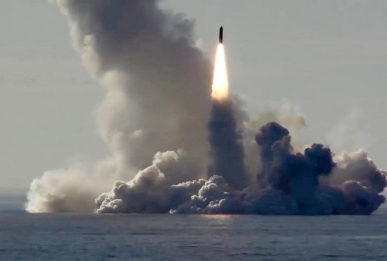     Во время залпового пуска баллистических ракет «Булава» с ракетного подводного крейсера стратегического назначения Северного флота РФ «Юрий Долгорукий»