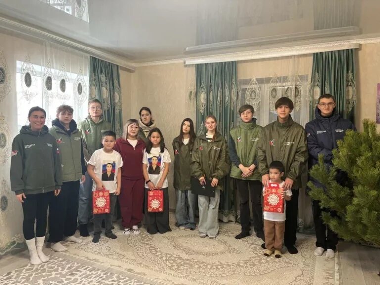    Молодежная команда Народного фронта дарит оренбургским семьям бойцов СВО новогодние елки Марина Шарт