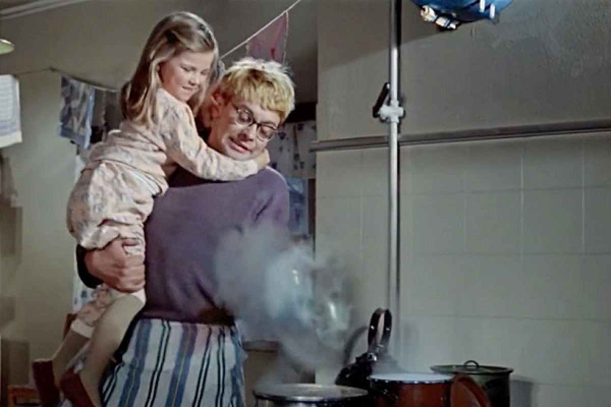 С непоседливыми детьми справиться порой не просто. Кадр из фильма «Операция «Ы» и другие приключения Шурика»