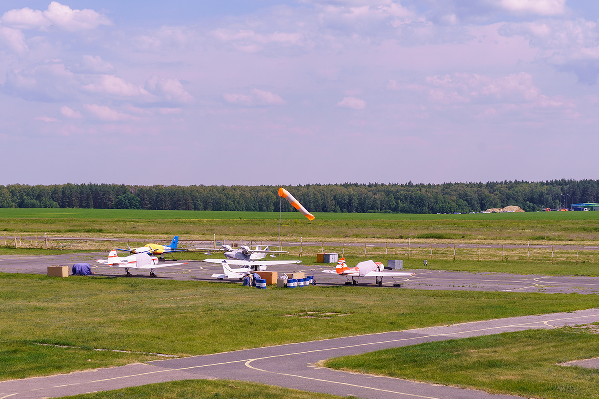 Вид из гостишки "Авиатур - Северка" на летное поле