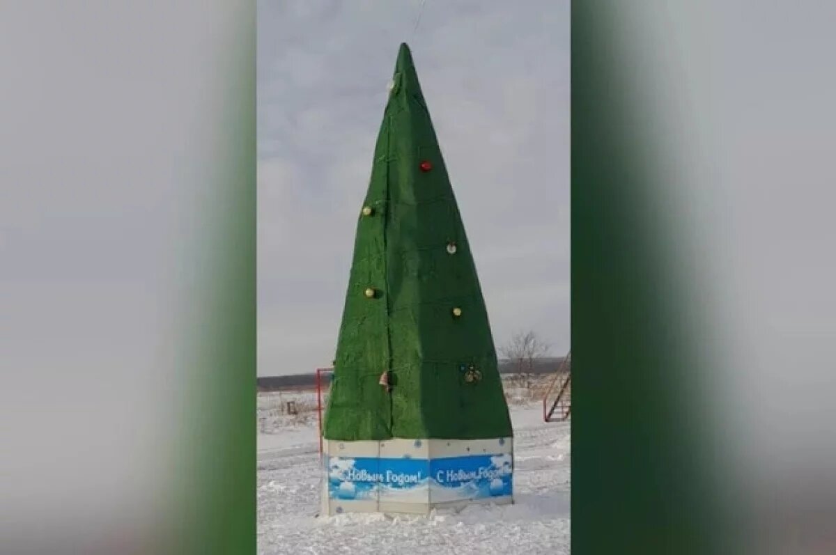    Власти села в Оренбуржье ради эксперимента установили ёлку из вторсырья
