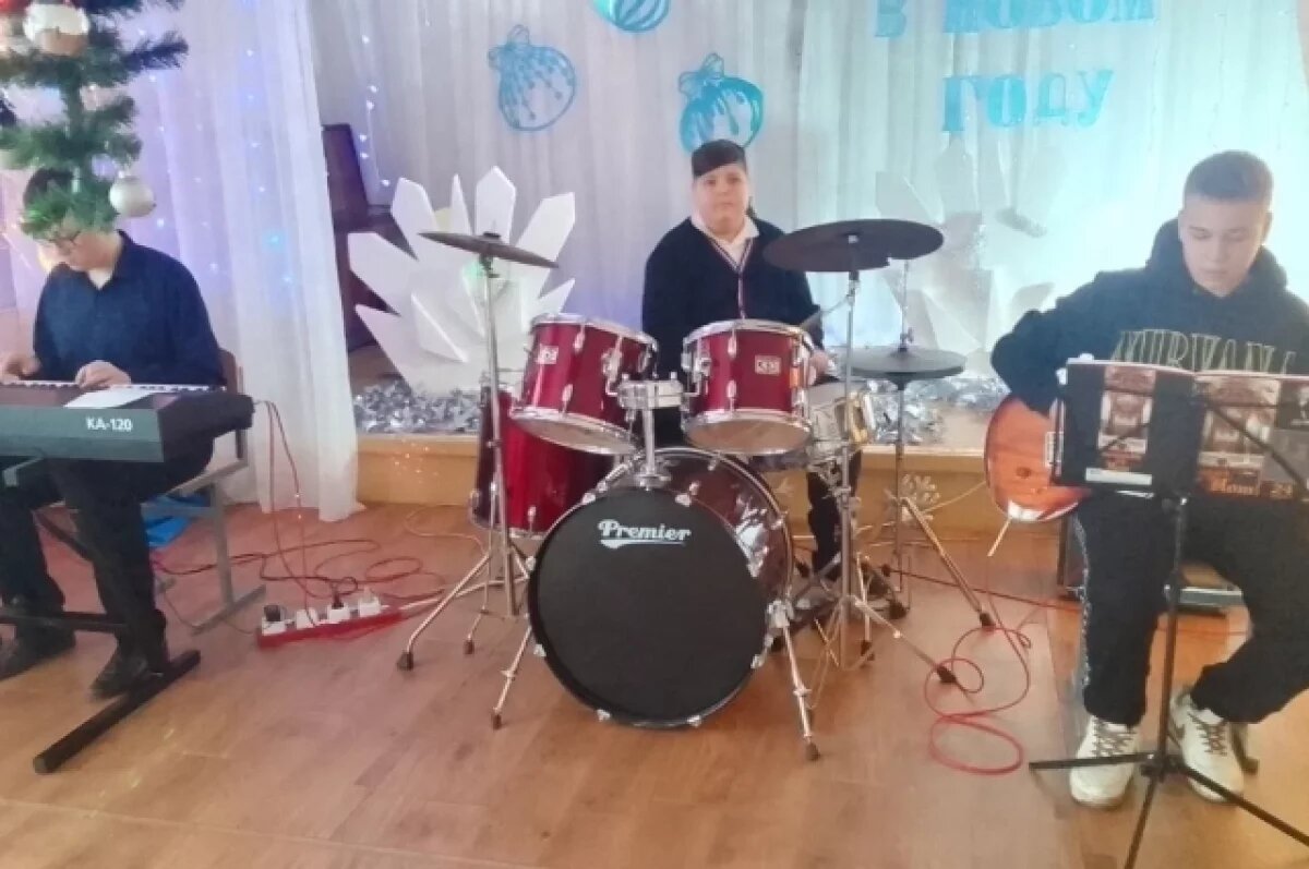    МИД России передал юным музыкантам из ДНР инструменты для выступлений