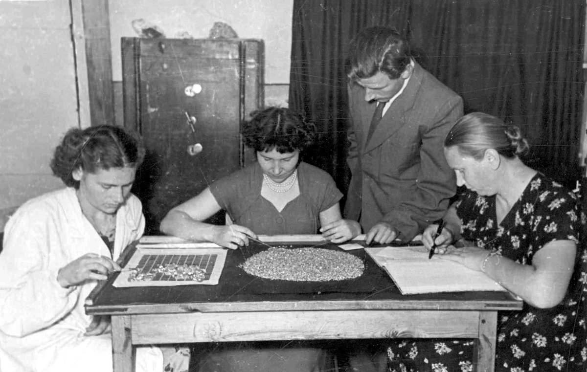 Приемка алмазов на фабрике