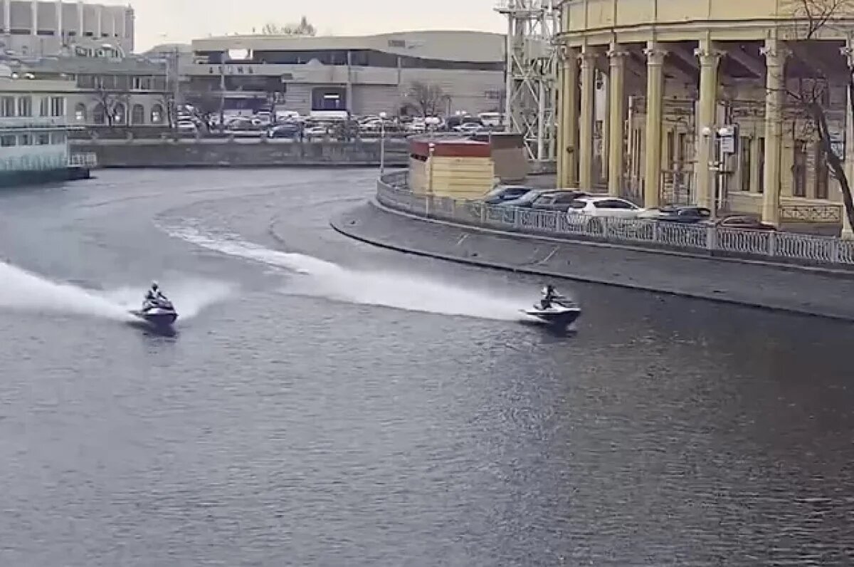    МВД: задержаны Деды Морозы, устроившие гонки на гидроциклах в Петербурге