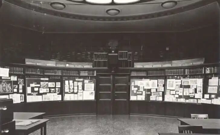 Центральный зал книгохранилища Аби Варбурга в Гамбурге
