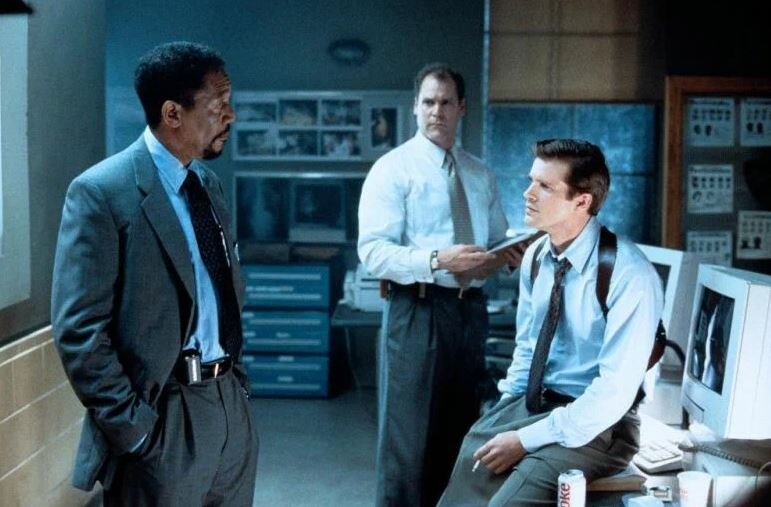 Фрагмент из фильма "Целуя девушек"