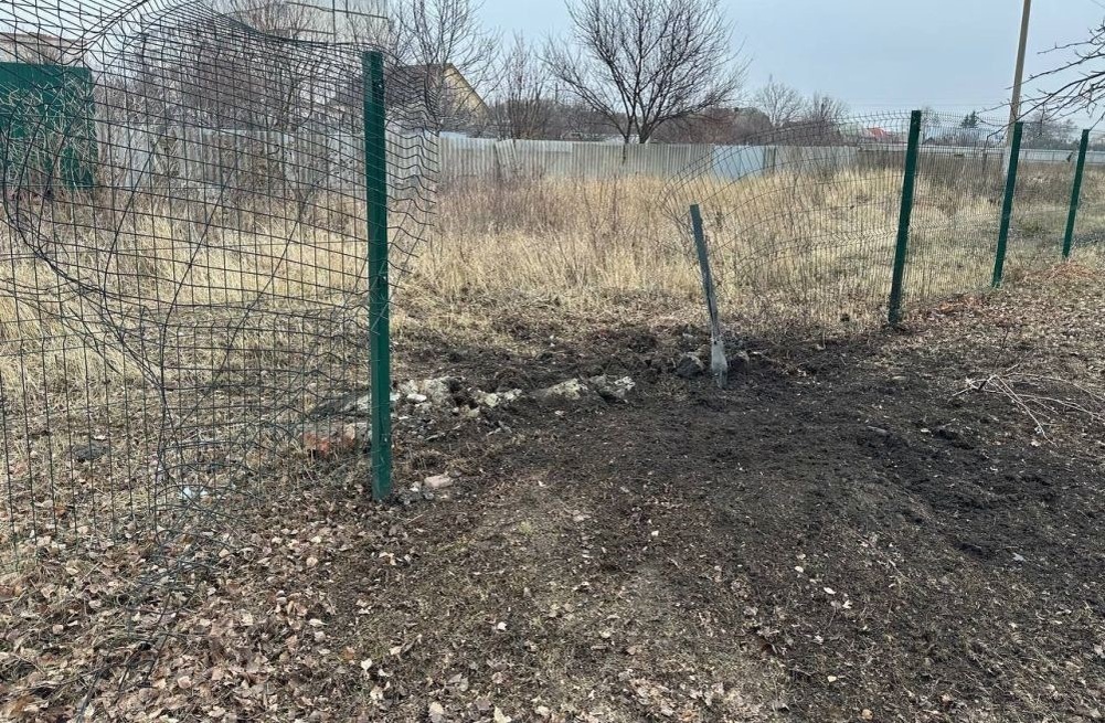 Заглавное фото: вражеский беспилотник атаковал территорию школы в посёлке Борисовка. Слава Богу, никто не пострадал. Дрон сдетонировал о землю возле ограждения. Разрушений и повреждений здания нет, источник – Телеграм-канал Настоящий Гладков