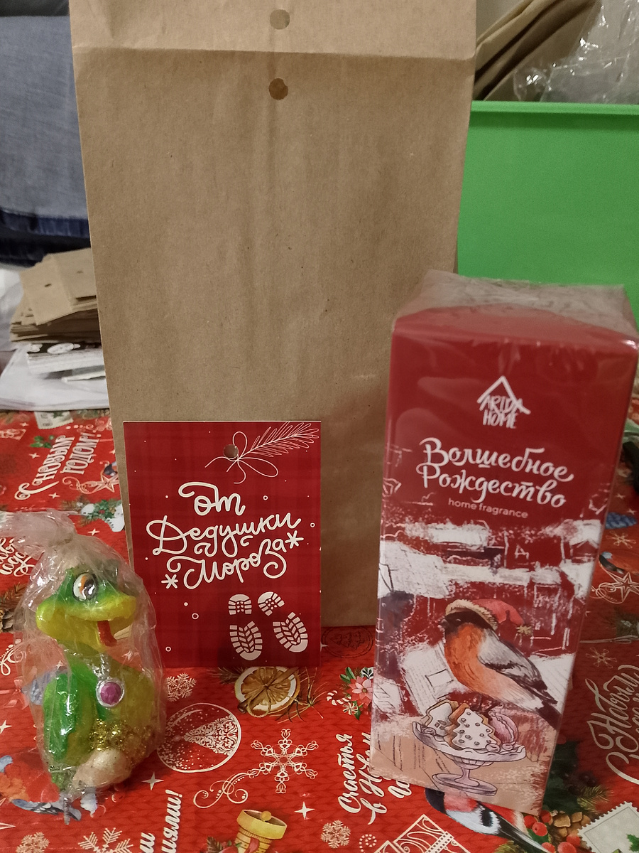 Ароматизатор для дома и свечка-символ года в крафтовом пакетике с символичной открыткой - универсальный подарок от меня. Фото автора