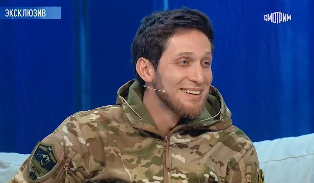 Кадр из видео платформы «Смотрим». Закарья Алиев впервые встречается с матерью после госпиталя