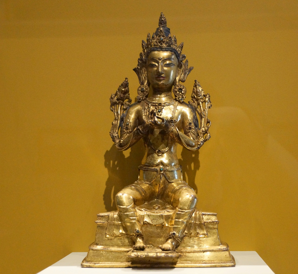 Майтрея. Тибет, XVI-XVII вв. ГМВ, Москва. Выставка "Миры Майтреи", пав. № 13 ВДНХ. Фотография автора.